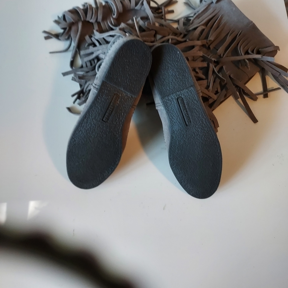 MINNETONKA 3 layer fringe boots - Picture 5 of 7